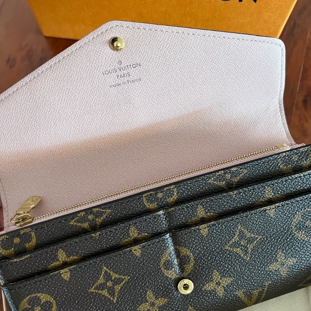 Louis Vuitton Monogram Sarah Wallet - Picture 2 of 9
